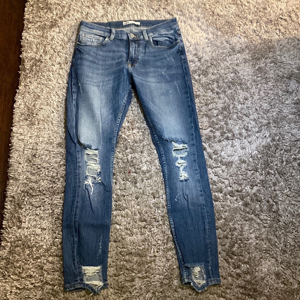 Zara Ripped Skinny Jeans. Size 31 Waist. Great condition. Like new.